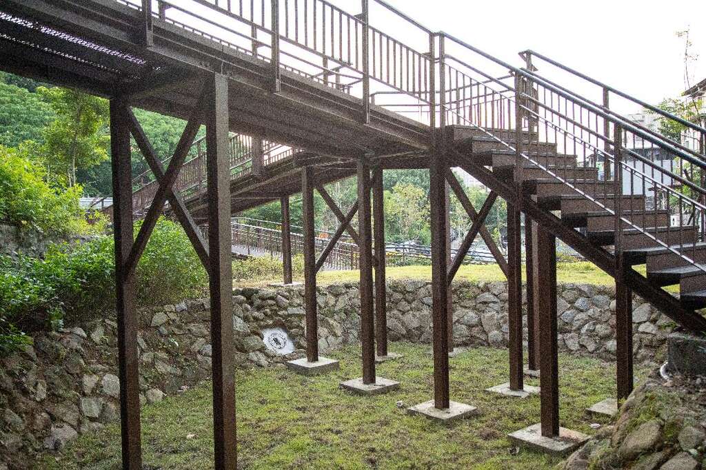 棧道下方乾式滯洪沉砂池，降低大雨來臨時的洪峰流量、沉積土石之功效及減輕下游排水設施的負擔(圖片來源：臺北市政府工務局公園路燈工程管理處)