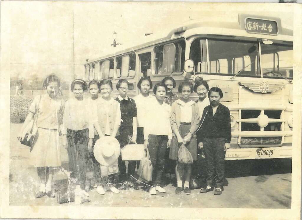 早期行駛於臺北與新店的公車，於臺大校園門口附近搭車(圖片來源：臺北市立圖書館)