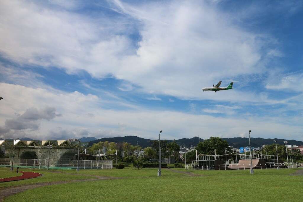 內湖運動公園可近距離欣賞松山機場飛機起降的壯觀場景，感受飛機呼嘯而過的震撼(圖片來源：臺北市政府工務局衛生下水道工程處)