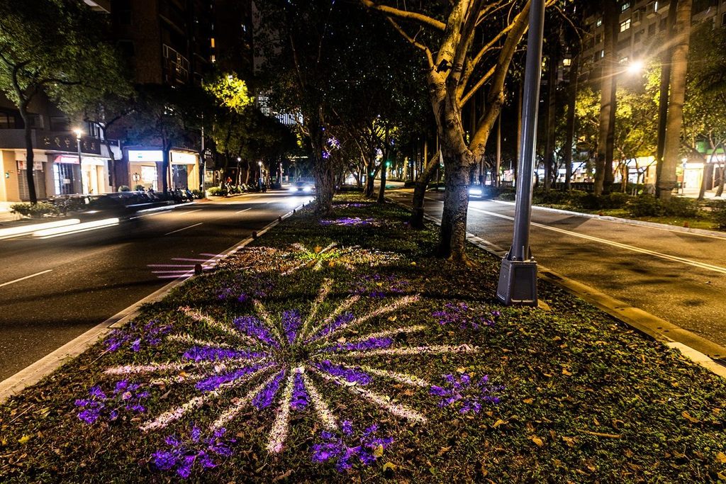 從仁愛圓環往市府前進，沿途繽紛燈飾妝點出美麗的臺北夜景。