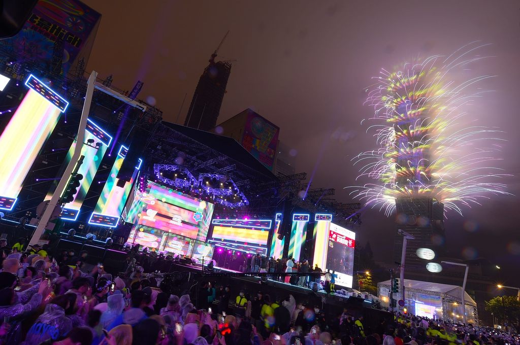 台北101新年煙火大秀，結合燈光雷射等效果，為臺北最High新年城2023跨年活動帶來不同視覺。
