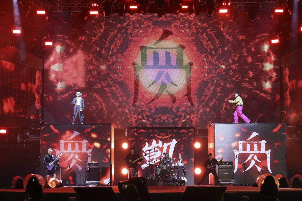重金屬樂團「血肉果汁機」與金曲歌王許富凱攜手合作搖滾飆唱。