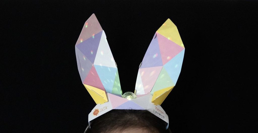 小提燈提把還可拆卸下來變成兔耳朵讓小朋友戴在頭上。(圖片來源：臺北市政府觀光傳播局)