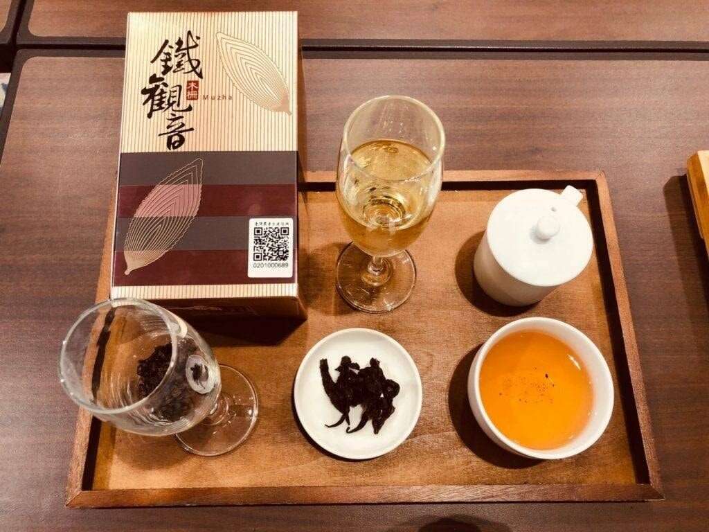 農曆春節，風味香氣醇厚的木柵鐵觀音茶送禮自用兩相宜。(圖片來源：臺北市政府產業發展局)