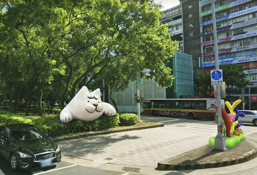 台湾艺术家蔡洁莘的「城市後花园」以捷运的便利性为主题，将捷运化作花园里的植物。