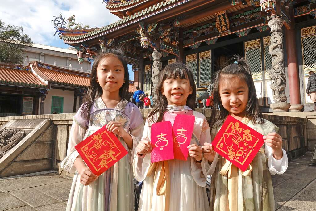 臺北孔廟獨家紅包袋及斗方自己動手印(圖片來源：臺北市政府民政局)