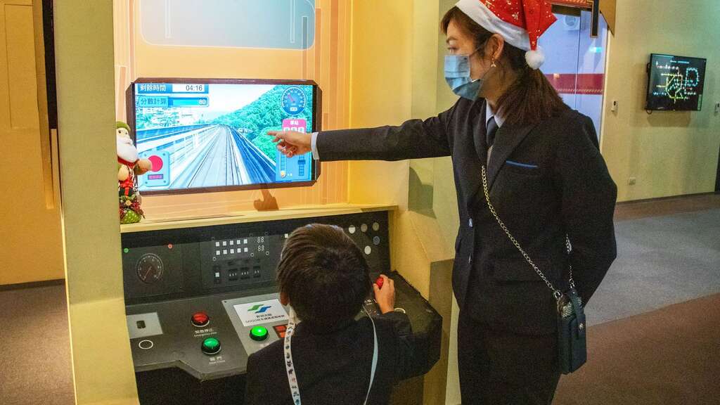 在拟真捷运车厢内，小小司机员可驾驶捷运列车(图片来源：台北大众捷运股份有限公司)