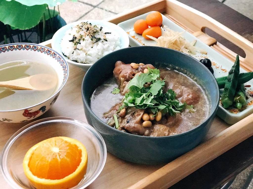 在大稻埕百年老宅享用美食，别有一番风味。（图为同安乐）