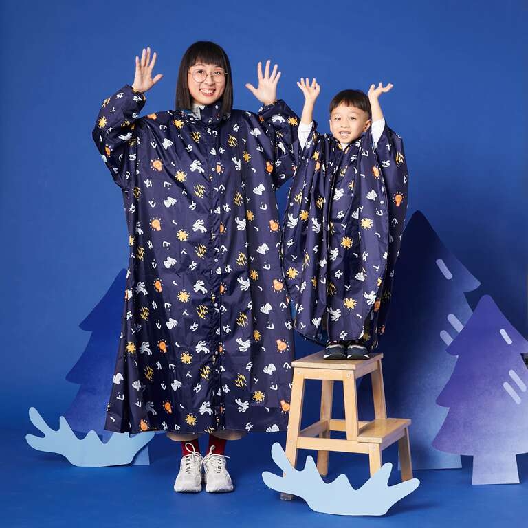 Hahababy-經典文字光源兔親子雨衣(圖片來源：臺北市政府產業發展局)