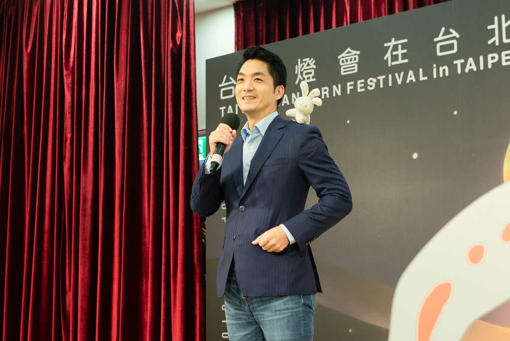 台灣燈會周邊商品發表會 - 蔣萬安市長配戴光源兔吸鐵玩偶致詞(圖片來源：臺北市政府產業發展局)