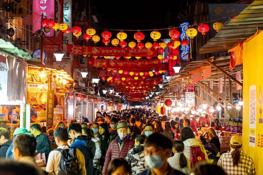 迪化街年貨大街遊逛人潮(圖片來源：臺北市商業處)