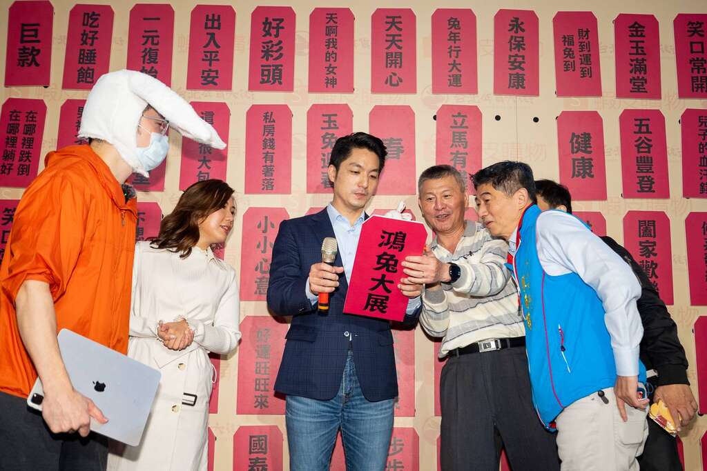 蒋万安市长与IKU老师进行永乐广场红包墙体验活动(图片来源：台北市商业处)