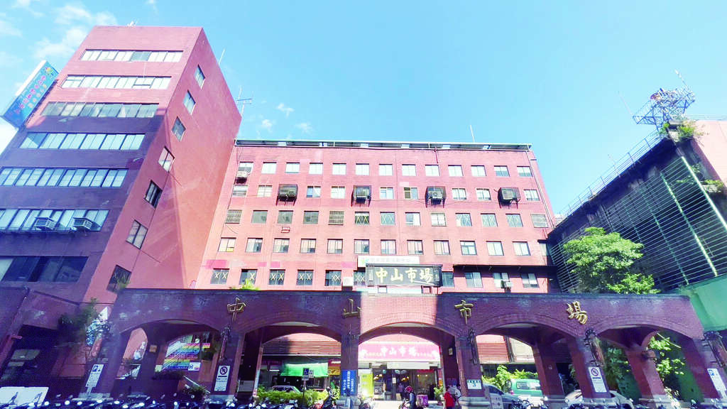 中山市场的建筑内外和脍炙人口的摊商美食都很值得细细品味。（图／鱼夫）