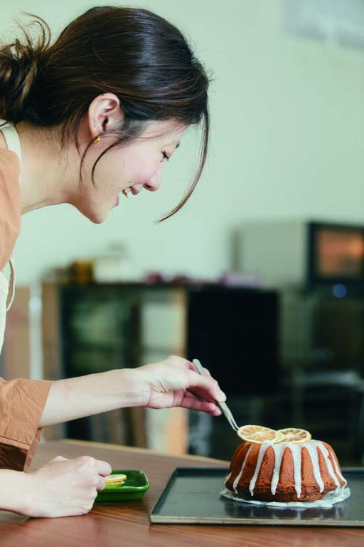 游舒涵示范制作糖渍桔丁磅蛋糕，既带有吉祥寓意又容易上手。