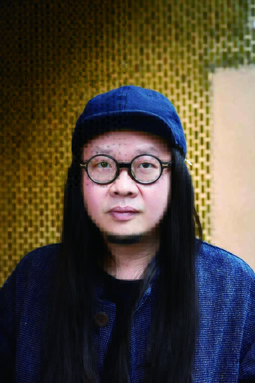 王耀邦，格式设计展策总监，长年关注台湾设计、建筑、品牌与艺术文化相关策展，「想你到月球——张雨生特展」策展人。（摄影／Anew Chen）