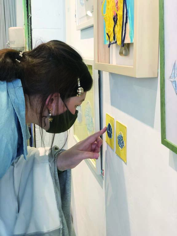 【图说】「视非栖息地」我的视野-作品结合刺绣工艺，让作品透过刺绣材质与厚薄的起伏，触摸感受线条与色块。_压缩1