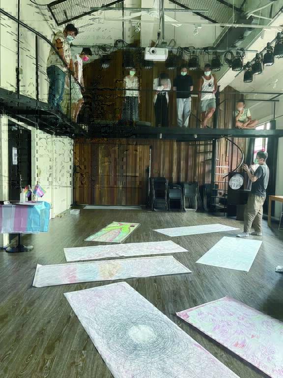 台北市民政局發起跨性別主題藝術剪紙工作坊「融融計畫」，在藝術家吳耿禎引導下，學員們透過剪紙和繪畫探索自身，並拼貼出各自不同的性別認同樣貌。 (2)