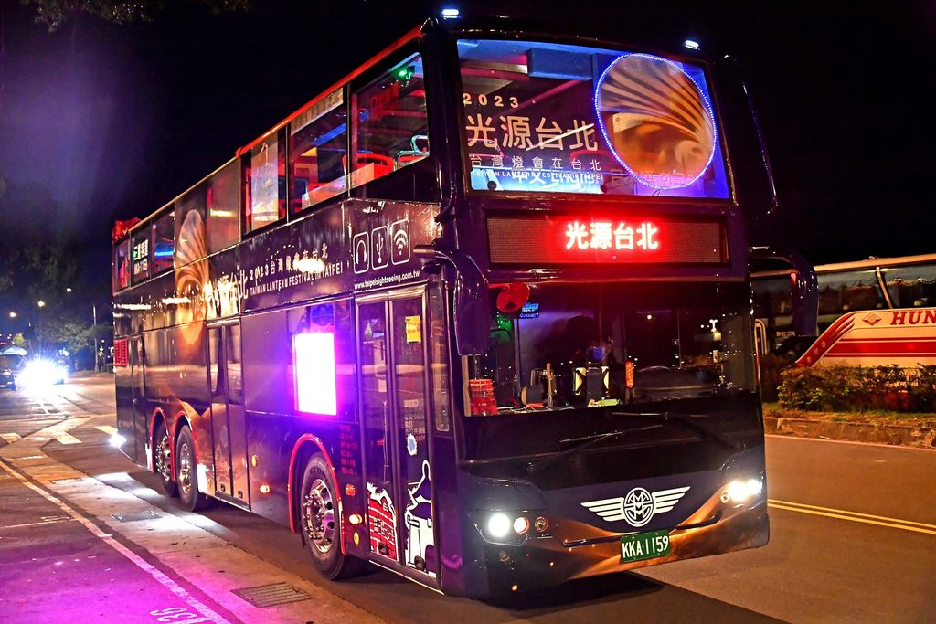 圖說3：雙層觀巴的車體燈飾設計結合燈會主題.JPG