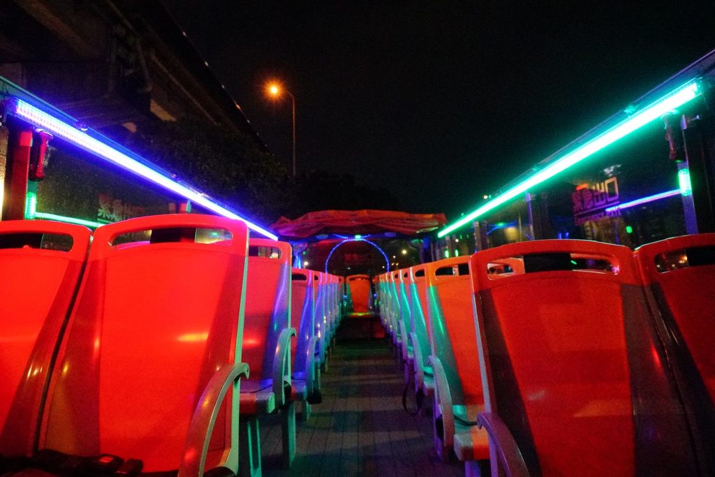 圖說4：在賞燈專車上以不同的高度遊覽美麗燈景.JPG