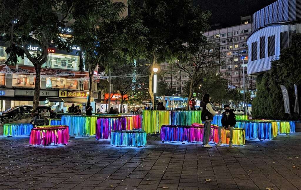 民众观赏墨西哥艺术家Lua Rivera(路瓦·里维拉)於瑠公公园打造之大型编织艺术作品「荣容」(图片来源：台北市商业处)