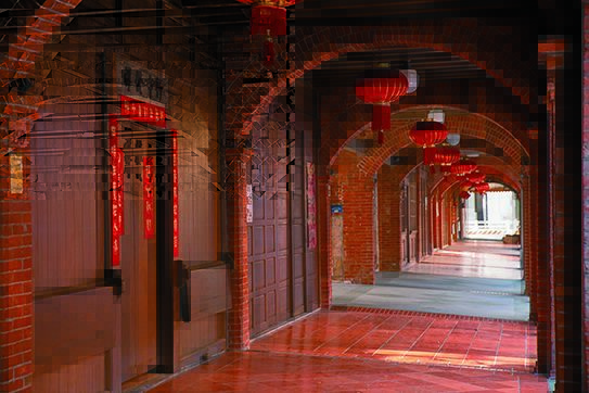 2_「十連棟」是位於迪化街的紅磚洋樓，壯觀的拱形長廊吸引時代劇慕名取景。