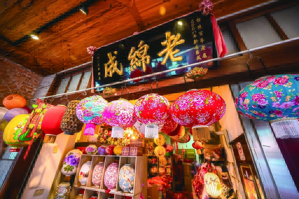 6_百年燈籠老店「老綿成」結合臺灣花布及水墨藝術，打造古典現代風格藝品。