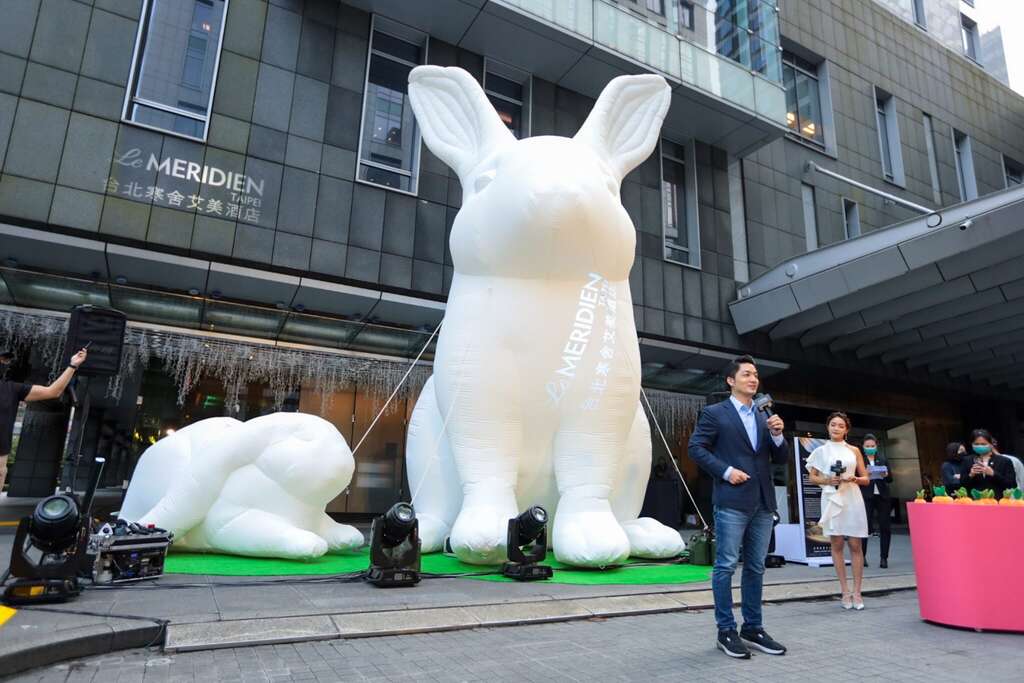 Meridien Joins Hands with Australian Artist for Giant Lantern Display