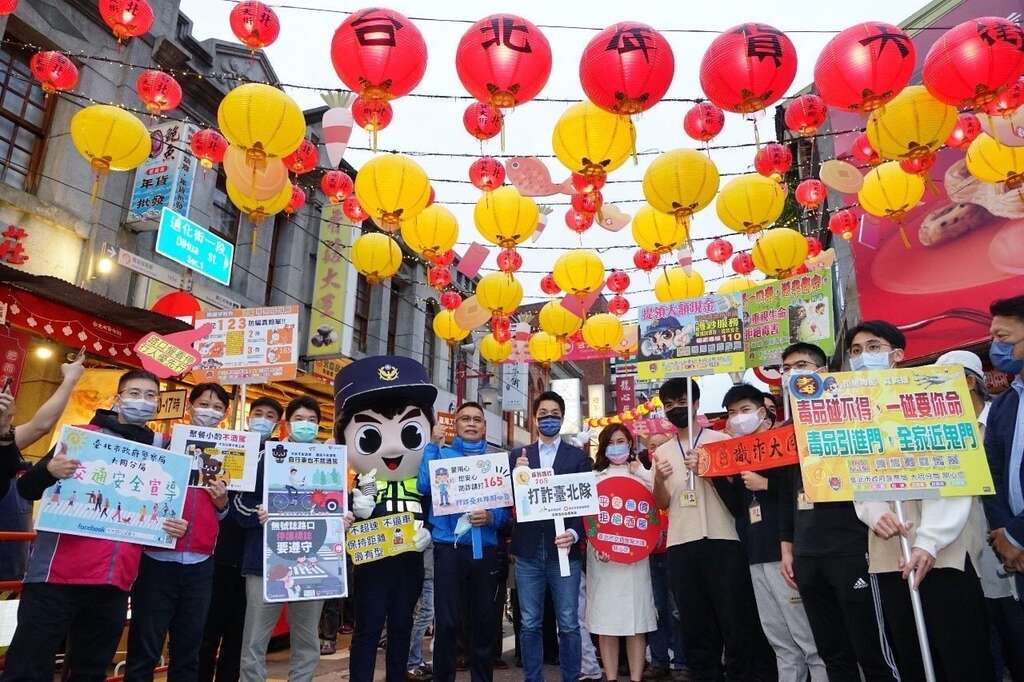 Mayor Visits CNY Street Bazaar, Hands out Fortune Money