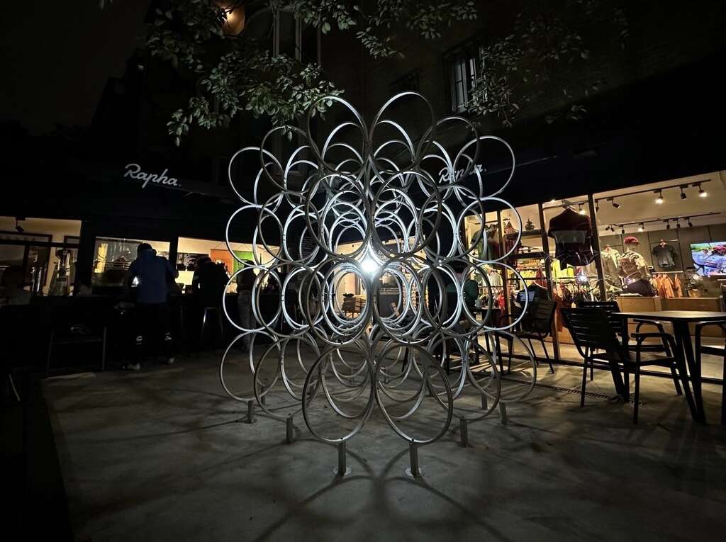 马来西亚艺术家Jun Ong与店家自行车品牌「Rapha Taipei Clubhouse．台北」合作以铝合金的单车轮框构成作品「捕梦者Dreamcatcher 」(图片来源：台北市商业处)