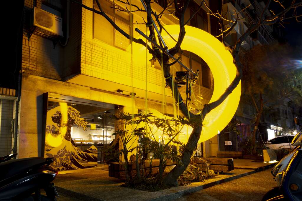 加拿大藝術家Liam Morgan於「boven雜誌圖書館」懸掛大型動態燈光裝置「Ngan Wat：Taipei」(圖片來源：臺北市商業處)