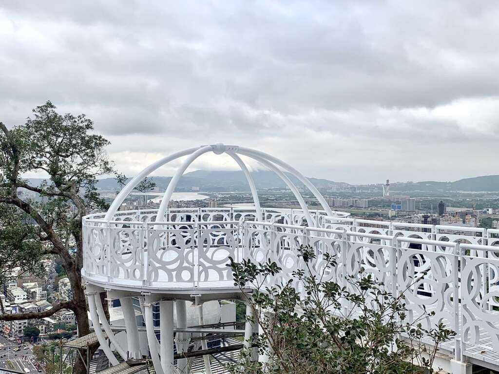 隐身在绿意山头的白色圆球体平台-北眼平台(图片来源：台北市政府工务局大地工程处)
