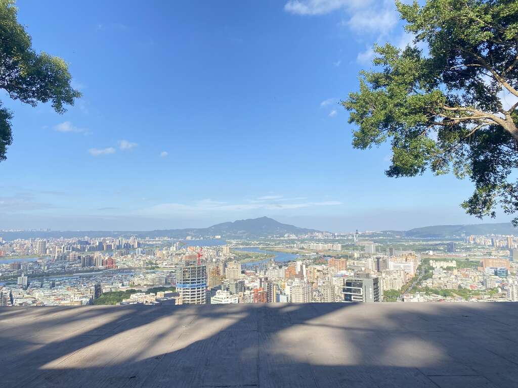 圆山风景区，微风平台远眺观音山(图片来源：台北市政府工务局大地工程处)
