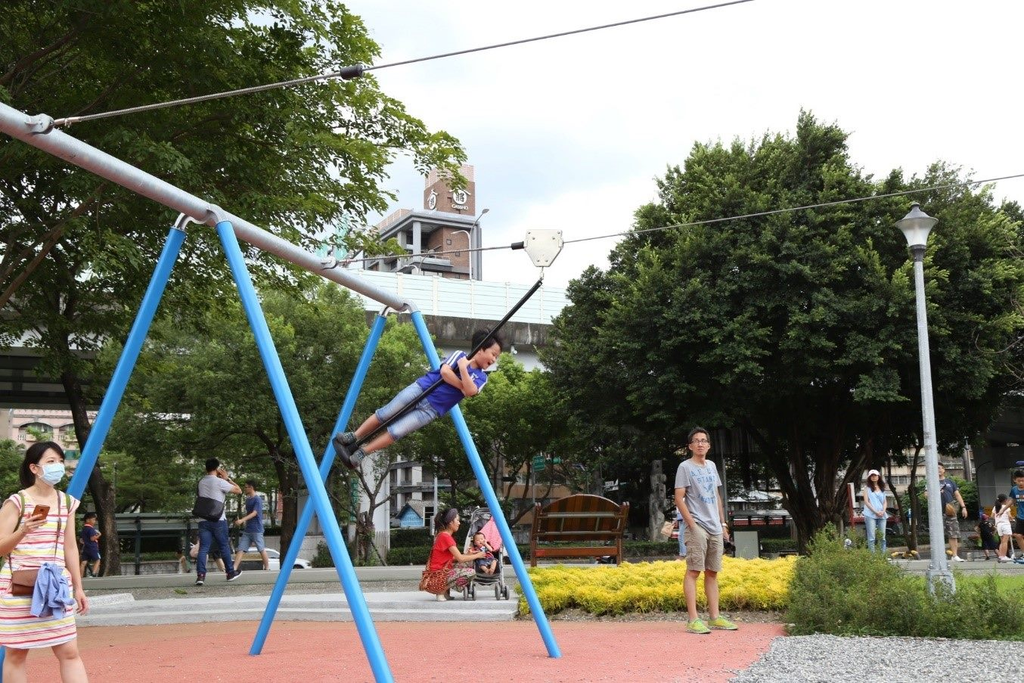 中央艺文公园是让小朋友尽情玩乐的好地方(图片来源：台北市政府工务局公园路灯工程管理处)