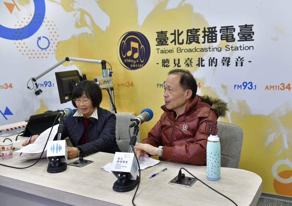 台北市观传局长陈淑慧(左)接受台北电台主持人郑师诚(右)专访