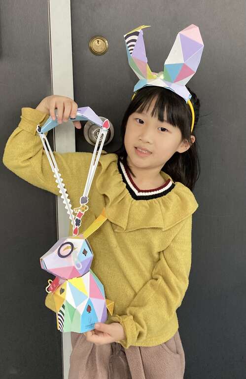 台湾灯会兔年小提灯可组装为两种造型(手提或兔耳灯) (图片来源：台北市政府民政局)