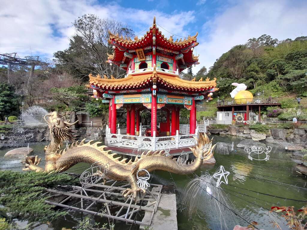 猫缆指南宫站旁的水池和广场是祈福山径的起点–迎门(仙境广场)。(图片来源：台北市政府工务局大地工程处)