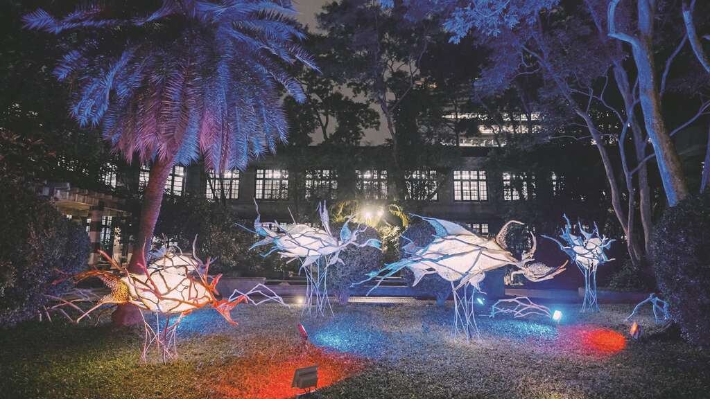 位在松山文创园区的源展区，设置了许多台湾原住民族艺术家作品，「潜行的灵光」便发想自部落耆老讲述的远古奇幻故事。（图／台北市政府）