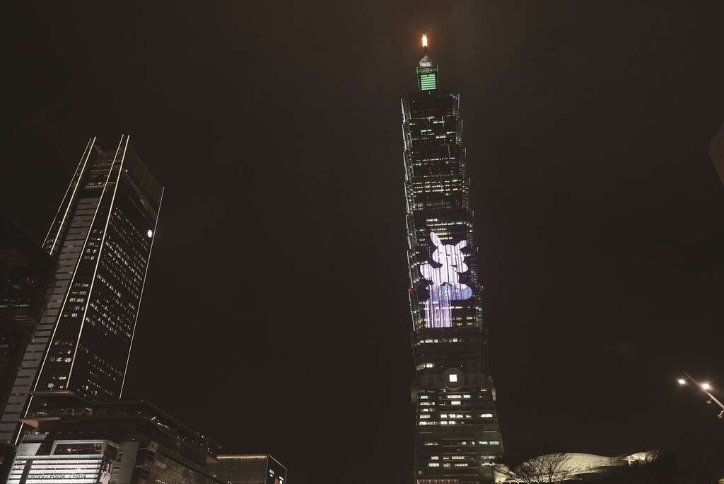 右：知名地标台北101大楼也参与此次灯会，将运用外墙的LED面板带来精彩展演，是2023台湾灯会副灯之一。（图／台北市政府）