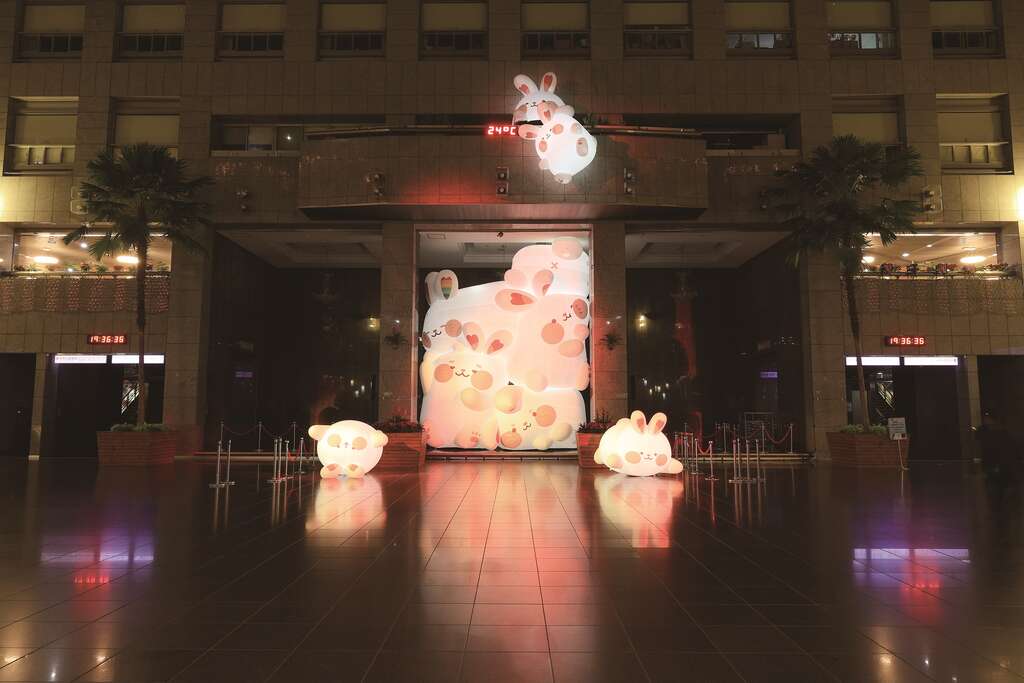 市政府大厅由多只巨型兔兔堆叠成的「兔兔餐包」可爱又讨喜。（图／鼎拉斯数位股份有限公司）