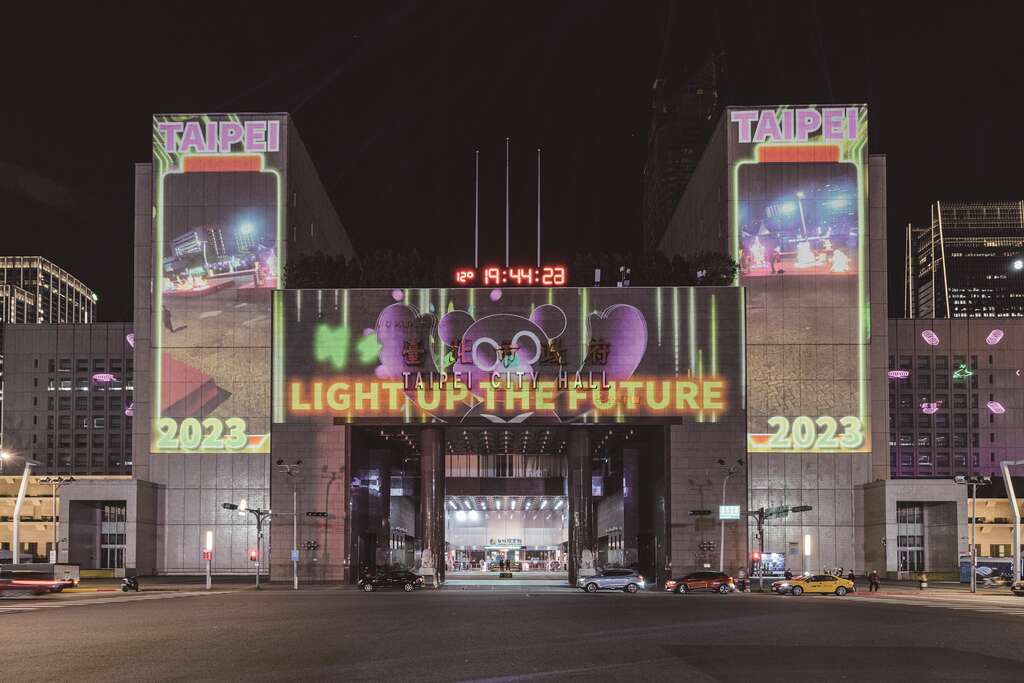 「台北NEXT！」以光雕投影搭配雷射和声效演出，融合多个象徵台北的元素，带出日常有趣的城市意象。（摄影／林冠良）