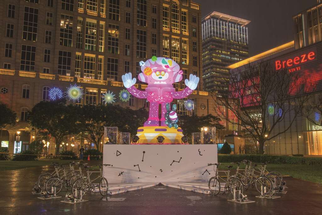 民众可踩动脚踏车踏板与「光能使者」互动，增添不同的灯光变化。（图／台北市政府）