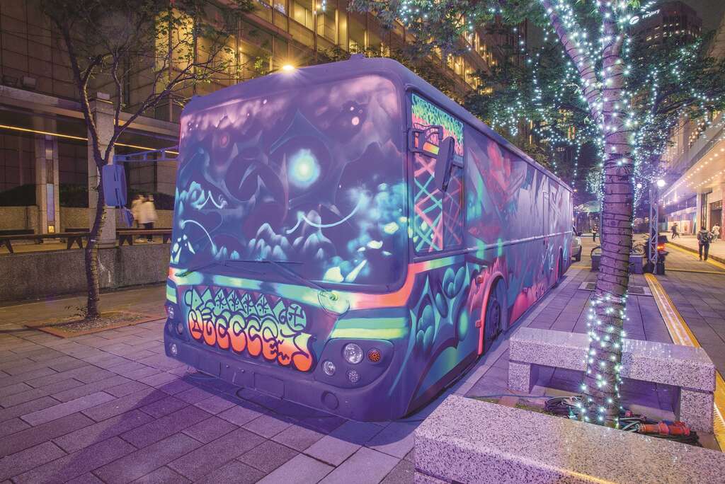 设置於兴雅路上的「星海公车」，以萤光彩绘的车体外观、绚丽的紫光和星际感的音乐，带着乘客展开一场星际之旅。（图／台北市政府）