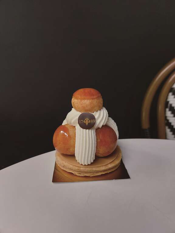 「1789 Café Pâtisserie」的焦糖圣多诺黑，是店内的招牌品项之一。（图／1789 Café Pâtisserie）