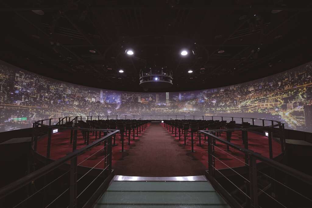 「台北探索馆」的发现剧场有壮观的大银幕，让观众体会台北市的多元与多彩。（图／台北市观光传播局）