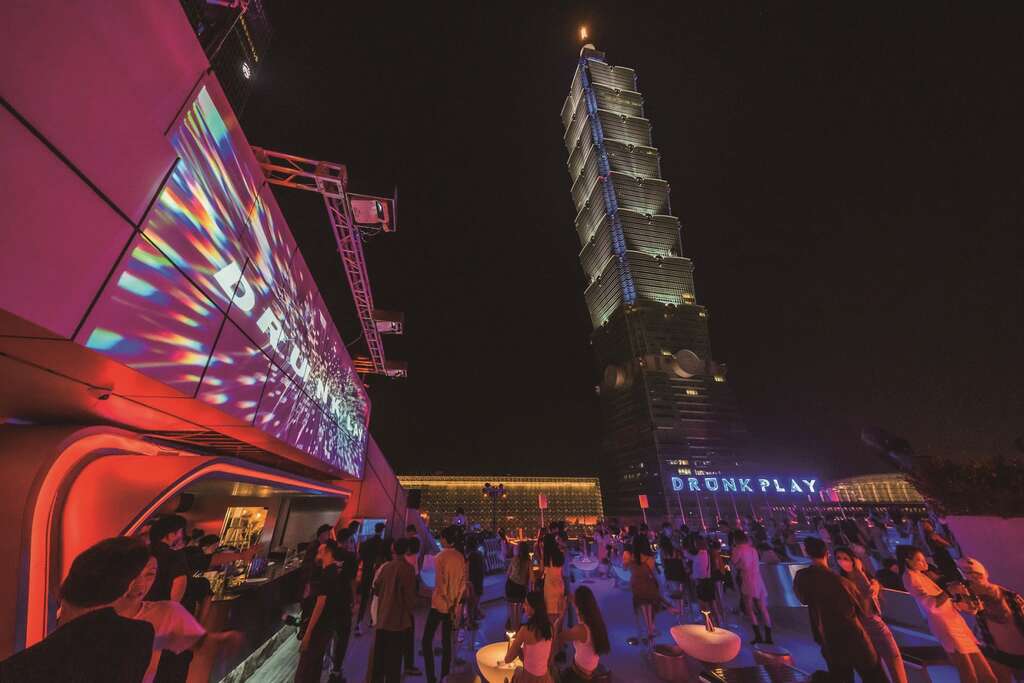 「Drunk Play 爛醉不累」有寬廣戶外露台，可以看見夜間的台北101大樓。（圖／Drunk Play 爛醉不累）