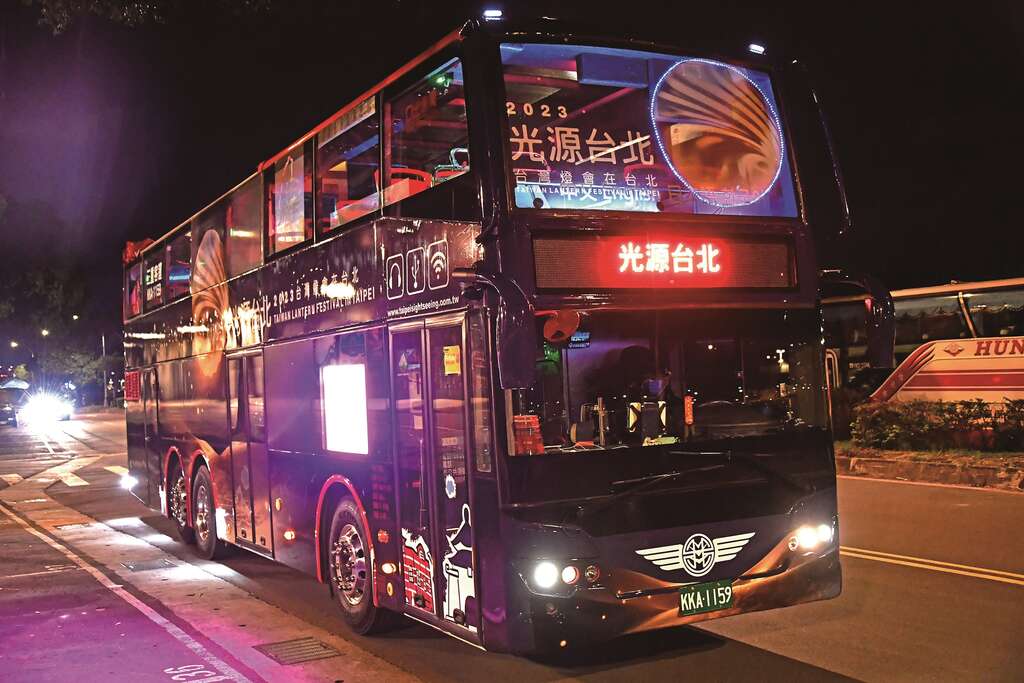 僅於燈會期間推出的「車體燈飾雙層觀巴」，帶大家從不同視角領略光都之美。（攝影／許宜容）