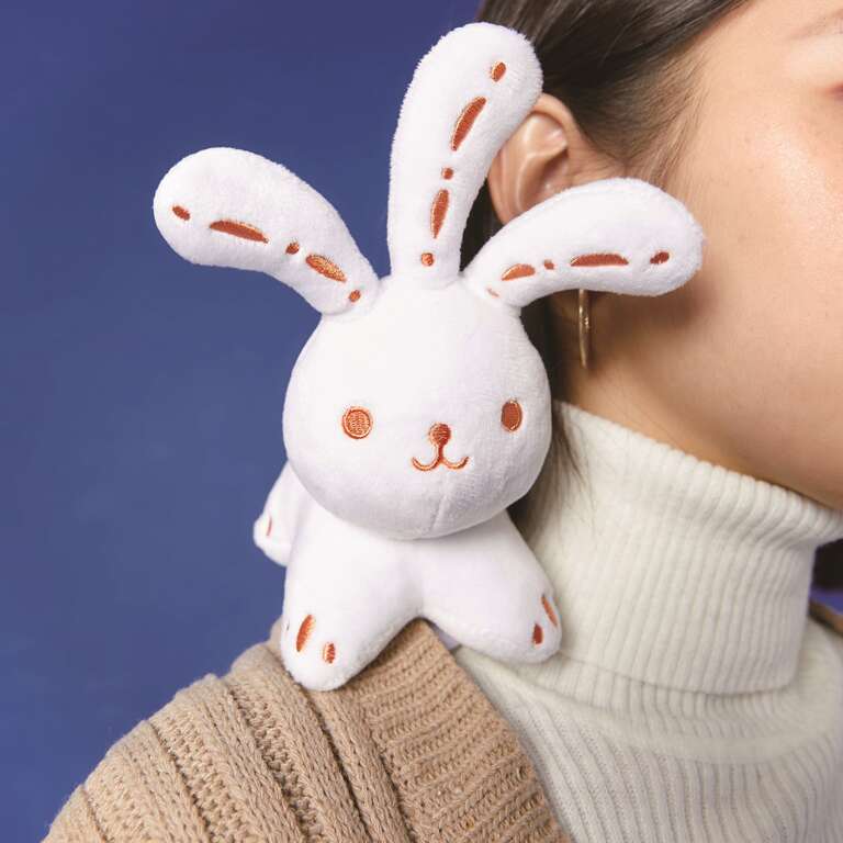 可吸附在肩膀上的「光源兔玩偶吸铁灯」与你并肩同行赏灯会。（图／台北市产业发展局）