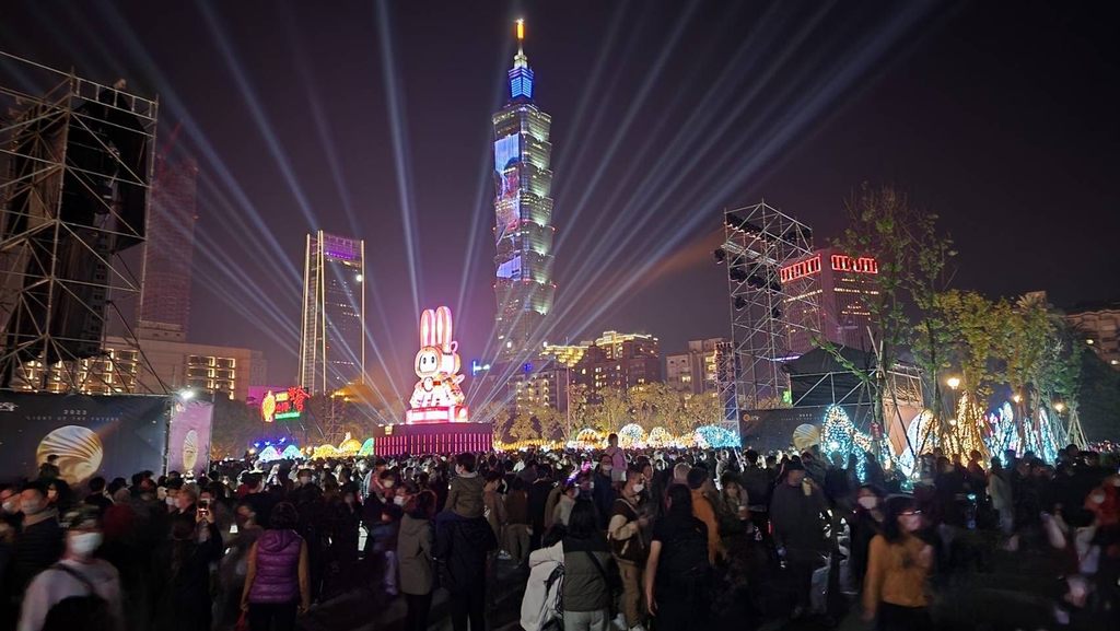 欣赏主灯「玉兔壮彩」人潮踊跃。