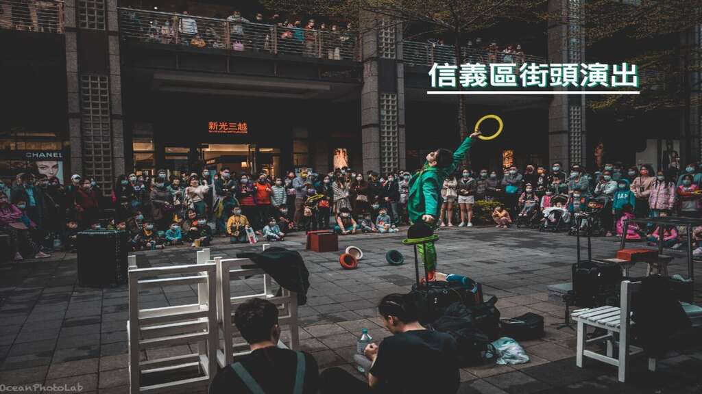 街頭藝人小綠人張伯維以街舞結合默劇與雜耍互動(圖片來源：臺北市政府文化局)