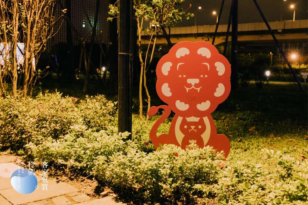 年獸元寶獅出現在客家燈區中！藝術家鋸子女孩以剪紙設計出吉祥角色「元寶獅」(圖片來源：臺北市政府客家事務委員會)